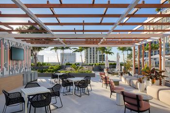 Expansive amenity roof deck